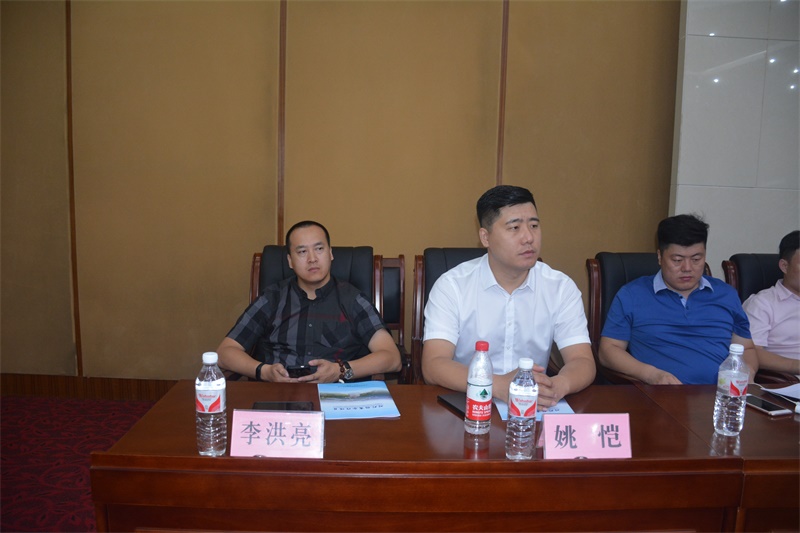 北京宁津企业商会副会长李洪亮（左一）、姚恺（左二）